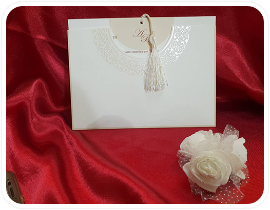 carton d'invitation blanc dentelle rose blanche sur soie rouge